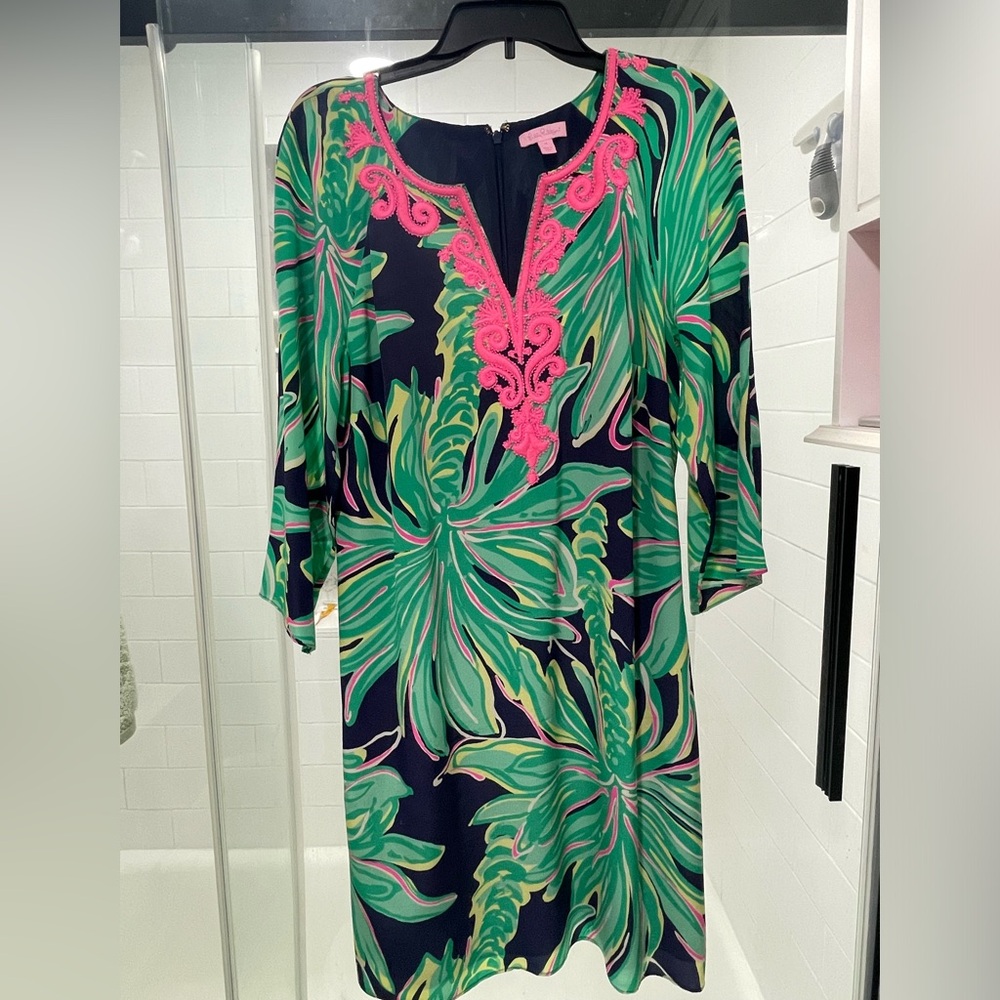 Lilly Pulitzer Green and Navy Leaf Print Dress with Pink trim
Size 14